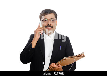 1 indische erwachsenen Mann Anwalt Talking Mobiltelefon Stockfoto