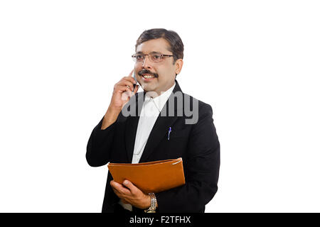 1 indische erwachsenen Mann Anwalt Talking Mobiltelefon Stockfoto