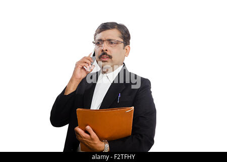 1 indische erwachsenen Mann Anwalt Talking Mobiltelefon Stockfoto