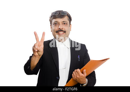 1 indische erwachsenen Mann Anwalt Finger zeigt Sieg Stockfoto