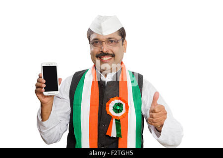 1 indische erwachsenen Mann Politiker Handy zeigt Qualität und Daumen nach oben zeigen Stockfoto