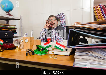 1 indischer Mann Regierungsmitarbeiter Büro sitzen sprechen Telefon Stockfoto