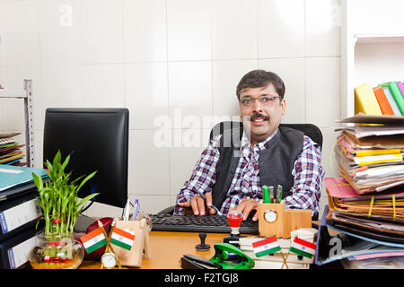 1 indischer Mann Regierungsmitarbeiter Büro Computer arbeiten Stockfoto