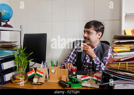 1 indischer Mann Regierungsmitarbeiter Büro Computer arbeiten Stockfoto