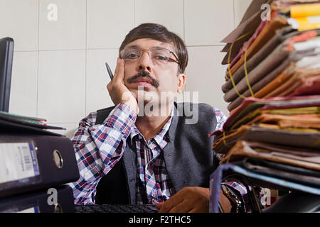 1 indischer Mann Regierungsmitarbeiter Büro arbeiten Stockfoto