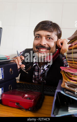 1 indischer Mann Regierungsmitarbeiter Büro Telefon sprechen Stockfoto