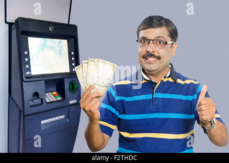 1 indische erwachsenen Mann ATM Maschine Geld zeigen Stockfoto