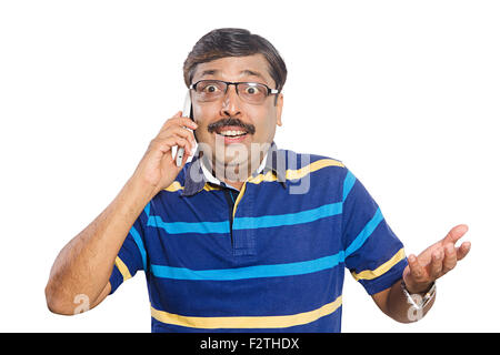 1 indische erwachsenen Mann reden Handy Stockfoto