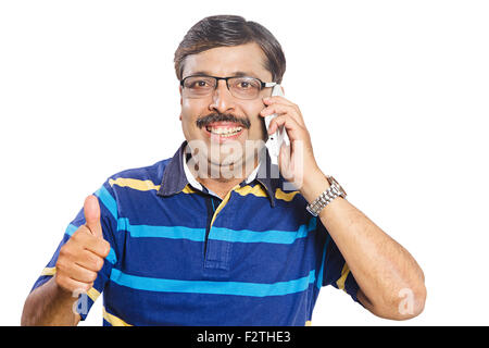 1 indische erwachsenen Mannes sprechende Handy und Daumen nach oben zeigen Stockfoto