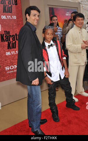 LOS ANGELES, CA - 6. Juni 2010: Jackie Chan & Jaden Smith & Ralph Macchio (links), Star des ursprünglichen Films, bei der Los Angeles-Premiere ihres neuen Films "The Karate Kid" am Mann Village Theatre in Westwood. Stockfoto