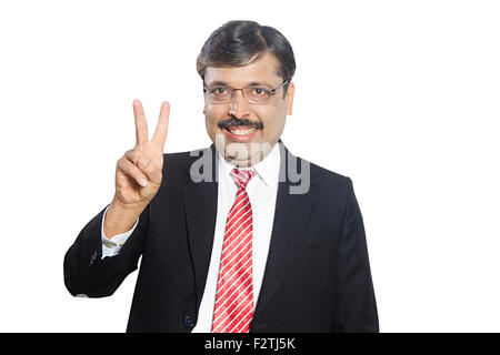 1 indische Geschäftsmann Finger zeigt Sieg Stockfoto