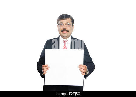 1 indische Business Mann zeigt Message Board Stockfoto