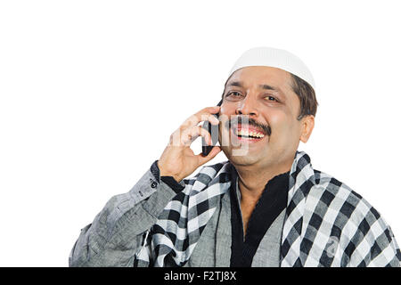 1 indische erwachsenen Mann muslimischen sprechen Handy Stockfoto