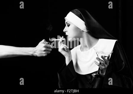 Rauchen junge Nonne Stockfoto