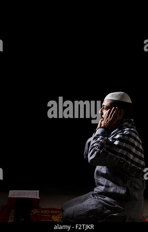 1 indische erwachsenen Mann muslimischen Namaz Koran Stockfoto