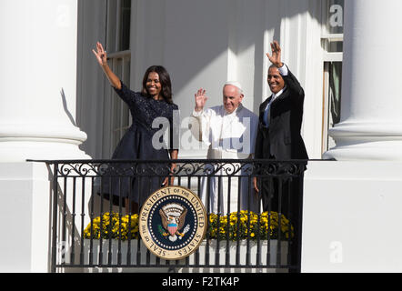 Vereinigten Staaten First Lady Michelle Obama, Papst Francis und Präsident Barack Obama Welle vom Balkon zum Abschluss der offiziellen staatlichen Willkommenszeremonie für Papst Francis im The White House in Washington, DC auf Mittwoch, 23. September 2015. Bildnachweis: Chris Kleponis/CNP - kein Draht-Dienst- Stockfoto