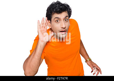 1 indische erwachsenen Mannes hören Abhören Stockfoto