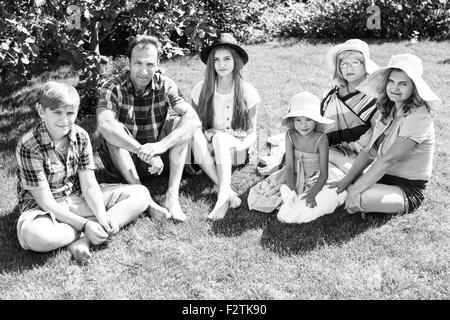 Große Familie entspannend in der Sommerpark Stockfoto