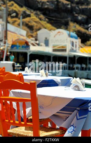 Fisch-Restaurant Tisch und Stühle im Amoudi Bay Santorini Griechenland Stockfoto