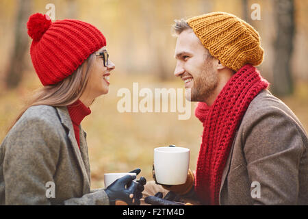 Fröhliche junge Paar beim Tee im freien sprechen Stockfoto