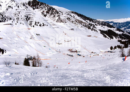 Mayrhofen Ski Resort Midle Bahnhofsbereich mit Skiliften, Pisten und Skifahrer. Zillertaler Alpen, Tirol, Österreich. Stockfoto