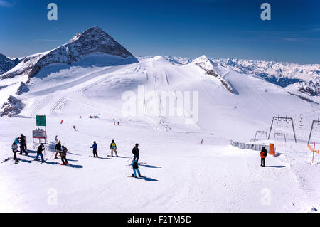 Hintertuxer Gletscher mit Skifahrer, Snowboarder, Loipen, Pisten und Liftanlagen in den Zillertaler Alpen in Österreich Stockfoto