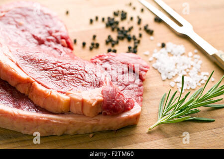 frisches rohes Rindfleisch auf Küchentisch Stockfoto