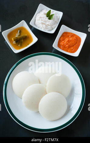 Ein traditionelle südindische Frühstück mit frischen gedünsteten indischen untätig (Idli / Reis Kuchen) serviert mit Tomaten-Kokos-Chutney & Sambar Stockfoto