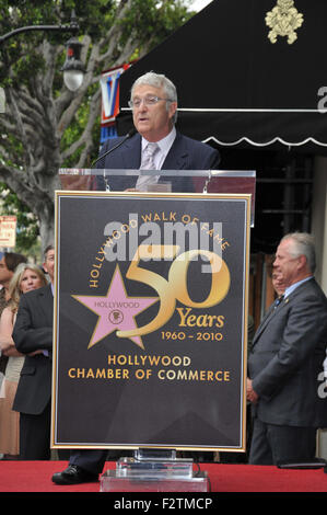 LOS ANGELES, CA - 2. Juni 2010: Komponist Randy Newman wurde heute mit einem Stern auf dem Hollywood Walk of Fame geehrt. Stockfoto