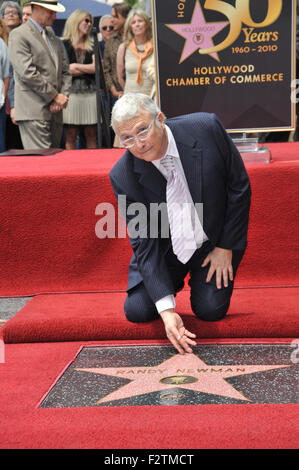 LOS ANGELES, CA - 2. Juni 2010: Komponist Randy Newman wurde heute mit einem Stern auf dem Hollywood Walk of Fame geehrt. Stockfoto