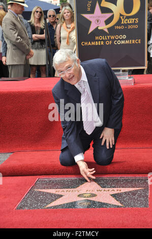 LOS ANGELES, CA - 2. Juni 2010: Komponist Randy Newman wurde heute mit einem Stern auf dem Hollywood Walk of Fame geehrt. Stockfoto