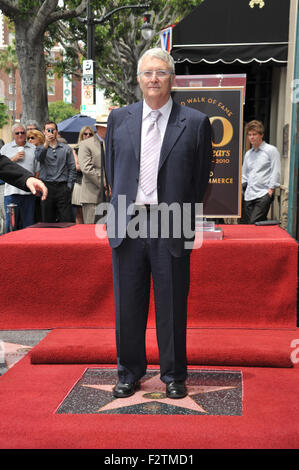 LOS ANGELES, CA - 2. Juni 2010: Komponist Randy Newman wurde heute mit einem Stern auf dem Hollywood Walk of Fame geehrt. Stockfoto