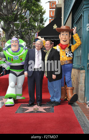 LOS ANGELES, CA - 2. Juni 2010: Komponist Randy Newman (links) & Disney-Pixar-Chef John Lasseter mit Toy Story 3 Sterne Buzz Lightyear und Woody ehrte heute mit einem Stern auf dem Hollywood Walk of Fame. Stockfoto