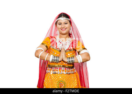 1 indische Rajasthani Dorfbewohner Erwachsene Frau Joined Hand willkommen Stockfoto