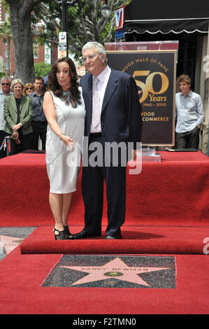 LOS ANGELES, CA - 2. Juni 2010: Komponist Randy Newman & Frau Gretchen Preece auf dem Hollywood Boulevard, wo Newman heute mit einem Stern auf dem Hollywood Walk of Fame geehrt wurde. Stockfoto