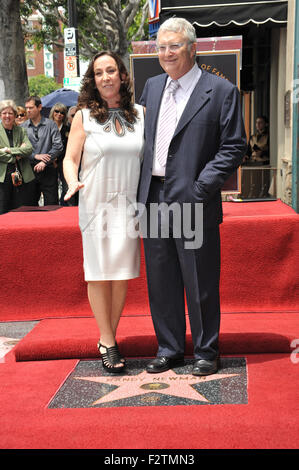 LOS ANGELES, CA - 2. Juni 2010: Komponist Randy Newman & Frau Gretchen Preece auf dem Hollywood Boulevard, wo Newman heute mit einem Stern auf dem Hollywood Walk of Fame geehrt wurde. Stockfoto