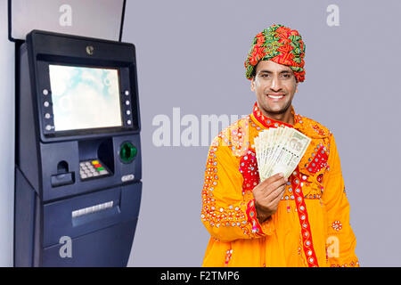 1 indische Rajasthani Dorfbewohner erwachsenen Mann Geld zeigen Stockfoto