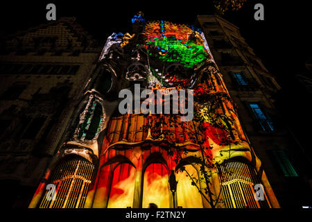 Barcelona, Spanien. 23. September 2015: Der Drache von der St. Jordi Legende, Schutzpatron Kataloniens, bläst einen riesigen Feuerball an der Fassade der Casa Batllo während einer video-Mapping zu feiern 10 Jahre der Inschrift auf der UNESCOs Liste des Weltkulturerbes als Bestandteil der "Werke von Antoni Gaudi" Credit: Matthi/Alamy Live-Nachrichten Stockfoto