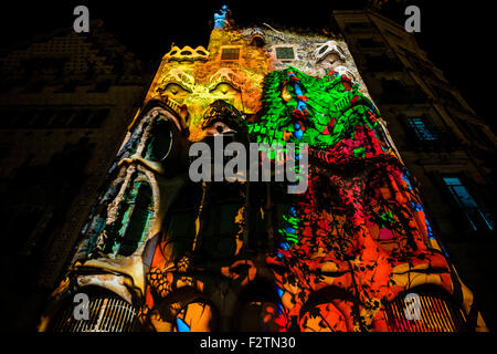 Barcelona, Spanien. 23. September 2015: Der Drache von der St. Jordi Legende, Schutzpatron Kataloniens, bläst einen riesigen Feuerball an der Fassade der Casa Batllo während einer video-Mapping zu feiern 10 Jahre der Inschrift auf der UNESCOs Liste des Weltkulturerbes als Bestandteil der "Werke von Antoni Gaudi" Credit: Matthi/Alamy Live-Nachrichten Stockfoto