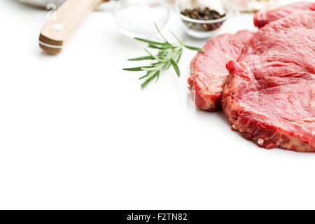 frisches rohes Rindfleisch auf weißem Hintergrund Stockfoto