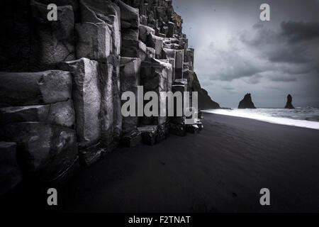 Reynisdrangar Strand mit Basalt Felsen, schwarzer Sand, in der Nähe von Vik, südlichen Region, Island Stockfoto