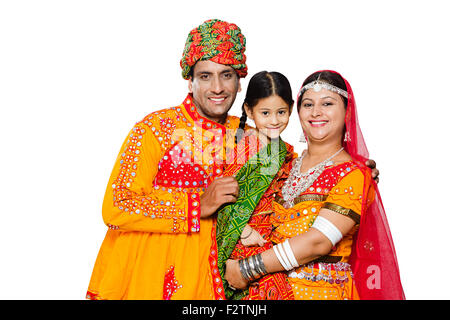 3 indische Rajasthani Dorfbewohner Eltern und Tochter Caring Stockfoto
