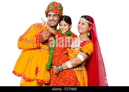 3 indische Rajasthani Dorfbewohner Eltern und Tochter Finger darauf zeigen Stockfoto