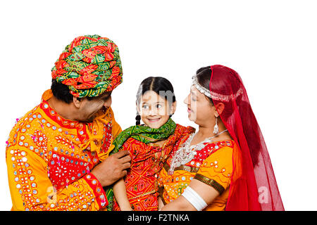 3 indische Rajasthani Dorfbewohner Eltern und Tochter Caring Stockfoto