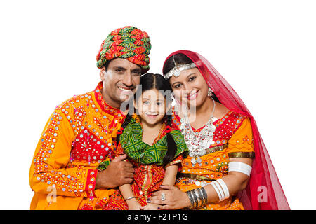 3 indische Rajasthani Dorfbewohner Eltern und Tochter Caring Stockfoto