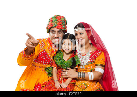 3 indische Rajasthani Dorfbewohner Eltern und Tochter Finger darauf zeigen Stockfoto