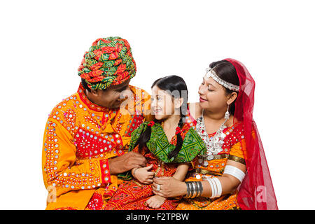 3 indische Rajasthani Dorfbewohner Eltern und Tochter Caring Stockfoto