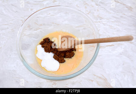 Mitreißende Streuzucker und Muscovado-Zucker in geschlagenem Ei für Kürbiskuchen Füllung Stockfoto