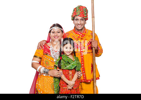 3 indische Rajasthani Dorfbewohner Eltern und Tochter stehend Stockfoto