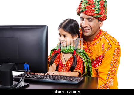 2 indische Dorfbewohner Rajasthani-Vater und Tochter Computerausbildung Stockfoto